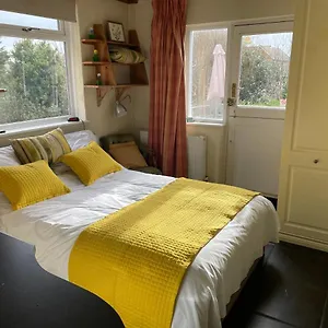 Entire 1bed With Ensuite Balcony & Parking Southend-on-Sea